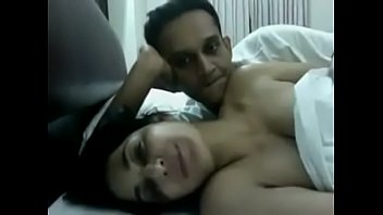 Мамочка и холостой мужик устроили спонтанный трах на кровати