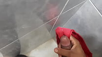 Упитанная зрелая брюнетка с голеньким телом мастурбирует мокрощелку фаллоимитатором на кухне